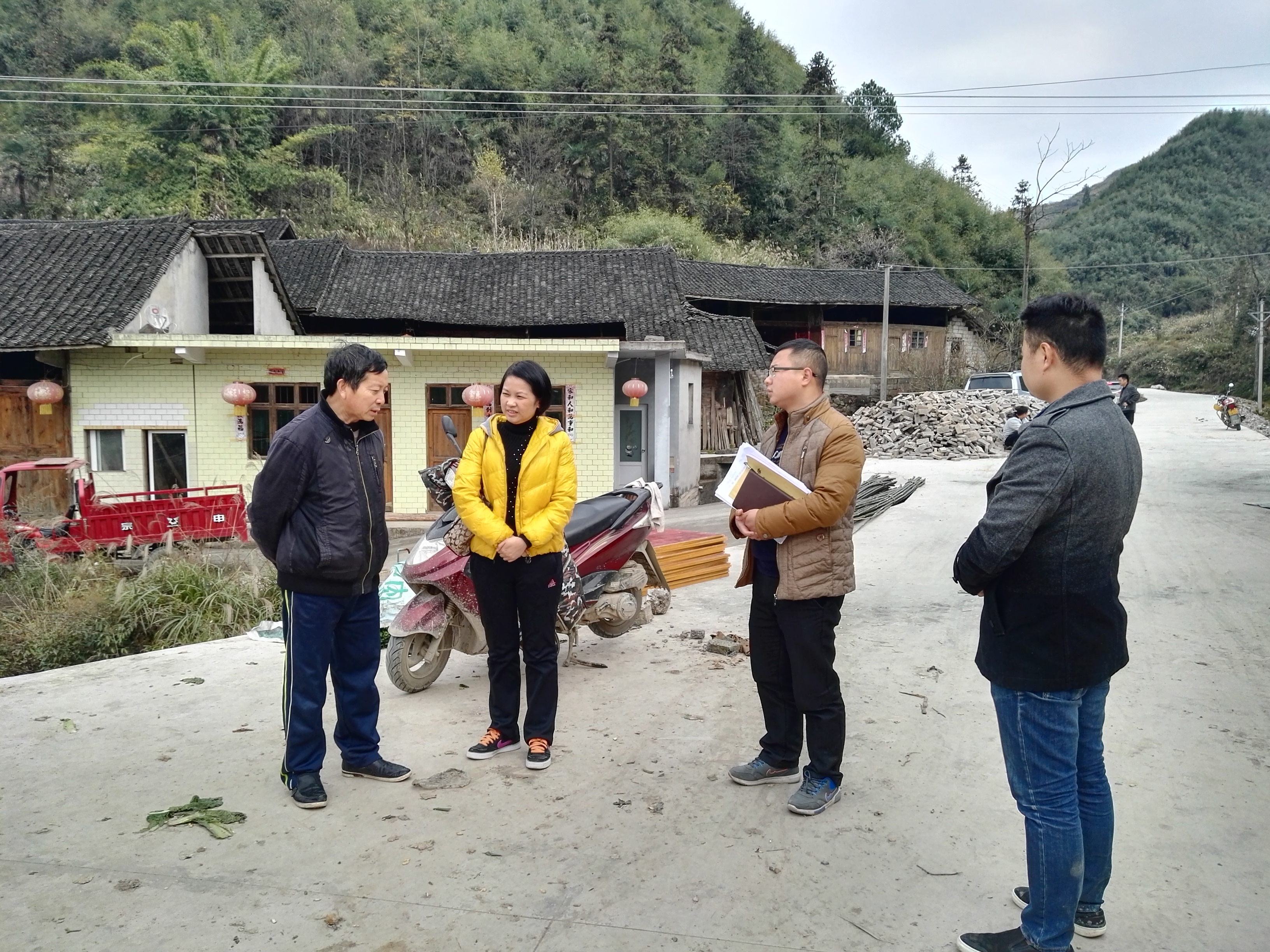 冷雪梅到六龙山村调研脱贫攻坚工作